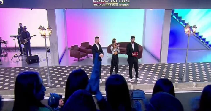 E ftuara e parë në program, Lori Hoxha i bën “ëndrrën” realitet Donaldit! I dorëzon çmimin e madh