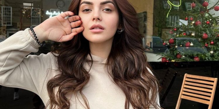 E veshur në të zezë, Fifi shkëlqen në fotografitë e fundit