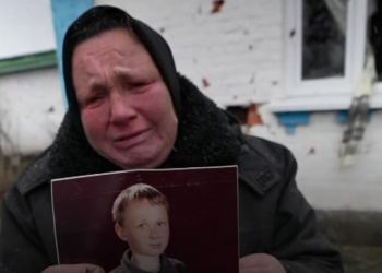 E dhimbshme! Ia vranë forcat ruse, nëna ukrainase varros djalin e vogël në oborr