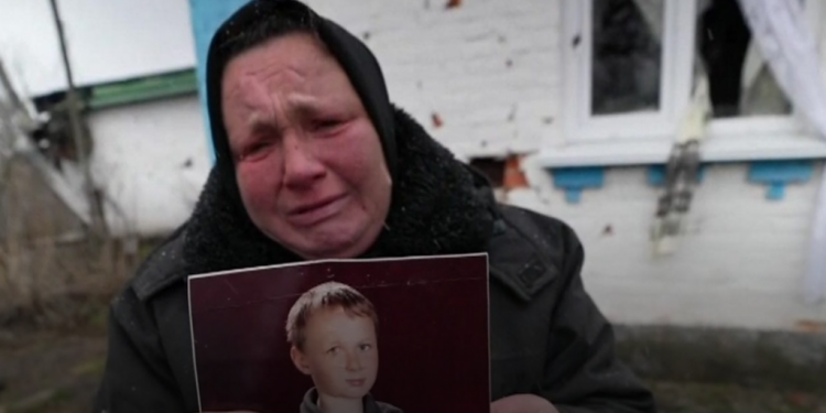 E dhimbshme! Ia vranë forcat ruse, nëna ukrainase varros djalin e vogël në oborr