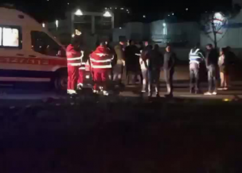 LAJMI FUNDIT: Të shtëna me armë zjarri në autostradën Tiranë-Durrës, një i vdekur