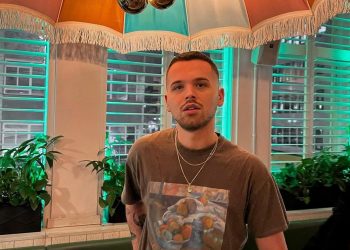 Yll Limani “bisedon” me Cristiano Ronaldon, çfarë reagimi ka gjyshja e këngëtarit?