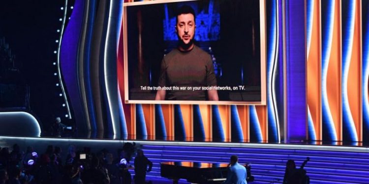 Zelensky mori pjesë në “Grammy Awards 2022” përmes një video-lidhjeje