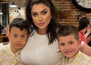 “Me djemtë e mi”, Çiljeta zbulon për herë të parë djalin e bashkëshortit, njerëzit: Bravo të qoftë