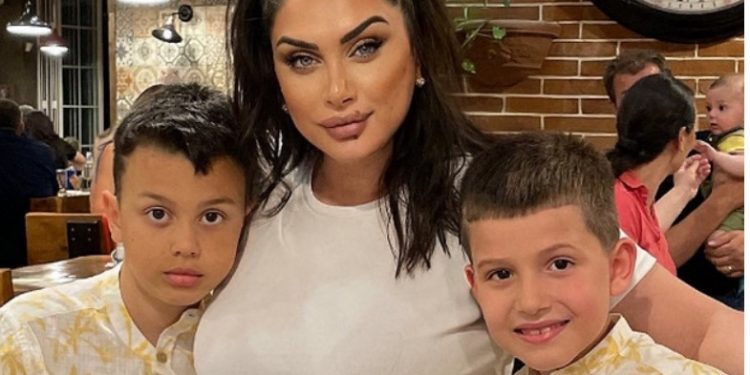 “Me djemtë e mi”, Çiljeta zbulon për herë të parë djalin e bashkëshortit, njerëzit: Bravo të qoftë