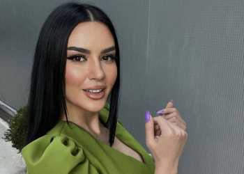 ‘Ju qofshi’, Bora Zemani pozon me robdeshambër dhe ujë e sapun