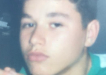 A e njihni djalin në foto?