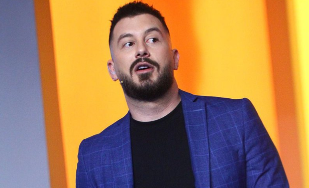 Me cilën nga vajzat e showbizit ke flirtuar? Romeo Veshaj kthen përgjigjen epike