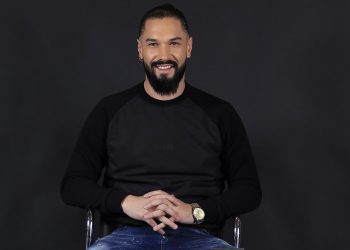 Atdhe Xheravina shfaqet në krahët e një vajze misterioze