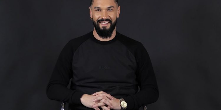 Atdhe Xheravina shfaqet në krahët e një vajze misterioze