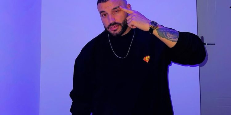 ‘’Përfaqësinë e bukurisë e kom pas edhe atëherë’’, Dj Pm poston imazhin simpatik nga fëmijëria