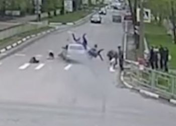 Aksident i tmerrshëm në Rusi, vetura godet tetë fëmijë në vijat e bardha (VIDEO)