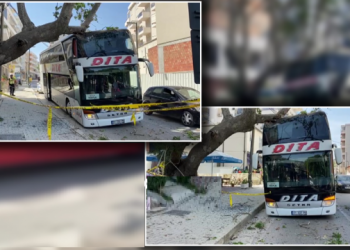 Autobusi nga Kosova me 80 turistë përplaset në Vlorë