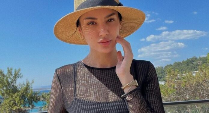 Bora Zemani merr vëmendje me pozat nga pushimet, në fustan rrjetë