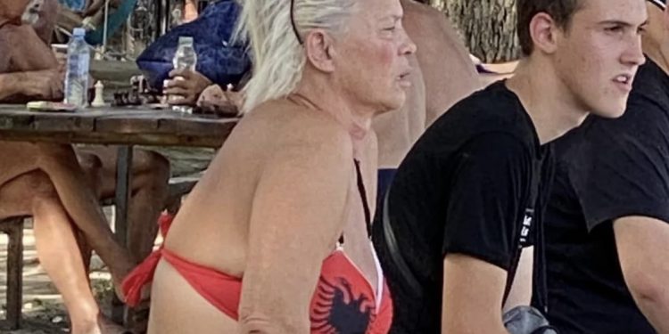 E moshuara në Serbi vesh bikini me flamurin kuqezi, serbët çmenden: Është provokim