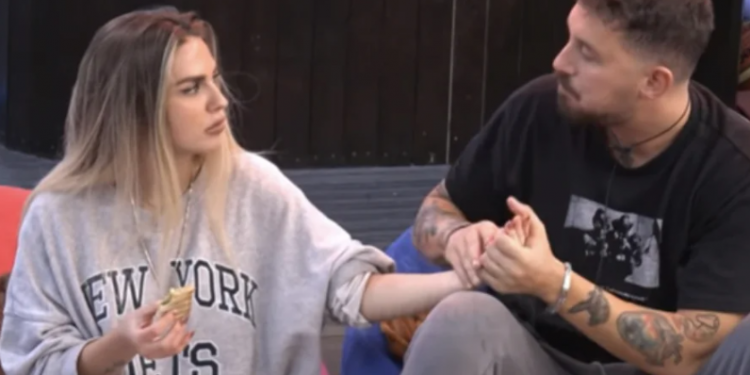 Donald Veshaj kopjon apo ironizon Beatrix Ramosaj?