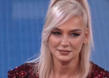 Monika takohet me ish-banoren e BBV dhe e pranon se është bërë drejtoreshë e Kopshtit Zoologjik