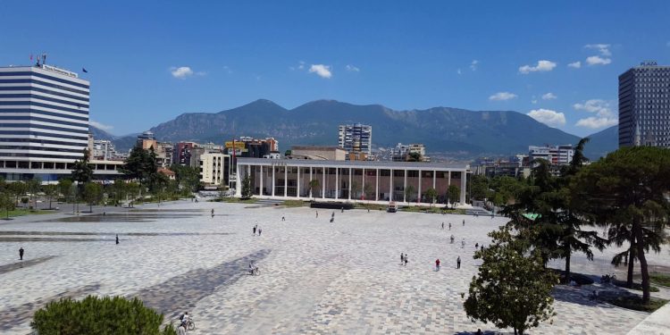 Goditi me grusht dhe ngacmoi seksualisht një vajzë te sheshi “Skënderbej”, autori i dënuar me 20 vite burg në Greqi