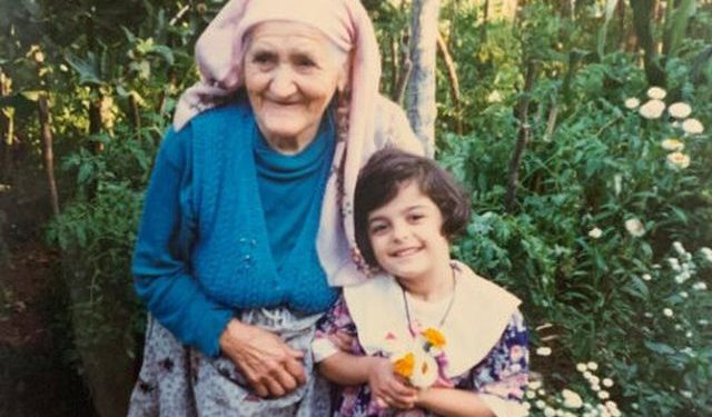 Emocionuese! Sot e njeh gjithë bota, e famshmja shqiptare 28 vite më parë, prezanton krenare gjyshen e saj. Publikon foton