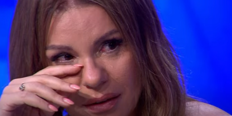 Çfarë ndodhi? Moderatorja e njohur e ‘Top Channel’ shpërthen në lot, ndërpret emisionin