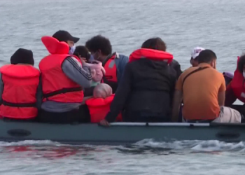 Po iknin në Angli: 48 emigrantëve iu prishet gomonia në mes të detit, shumica shqiptarë