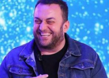 Duke u puthur në buzë me këngëtaren e njohur, Olti Curri nxjerr foton që po thyen rrjetin