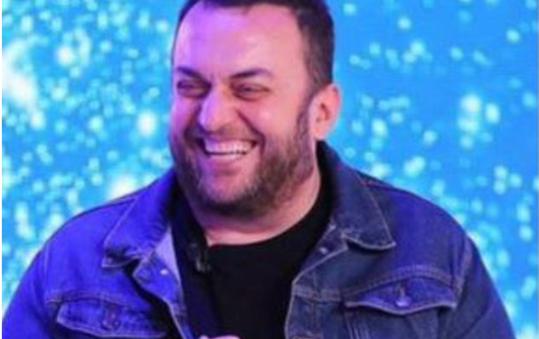 Duke u puthur në buzë me këngëtaren e njohur, Olti Curri nxjerr foton që po thyen rrjetin