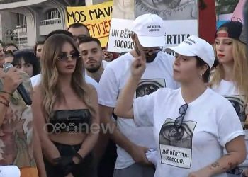 Ndodh në protestën që po mbahet tani në Tiranë, Fifi kapet keq me një qytetare