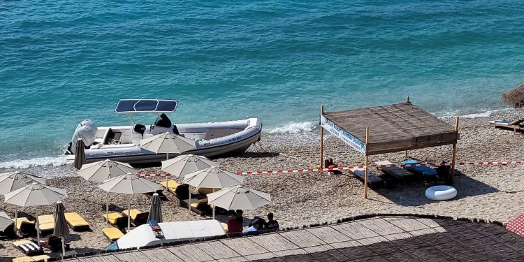 “Një vajzë e bukur, me kaçurrele të arta”, gazetarja rrëfen tragjedinë në Potam: Askush nuk guxonte të nxirrte trupin nga deti