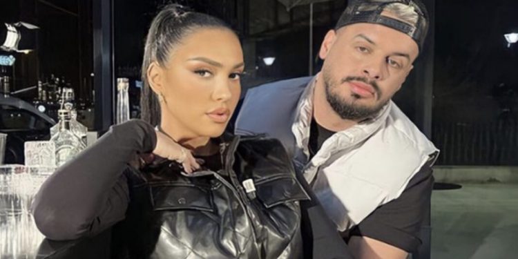 Del fotoja e parë e Einxhel me barkun e rrumbullakosur (FOTO)