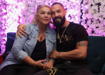 Djali që çdo nënë do të donte! Atdheu i bën surprizën e bukur mamit