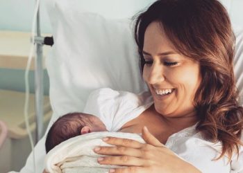 “Bekimi i tretë i jetës sime sot na mbushi plot jetë”/ Arbana Osmanin sjell në jetë vogëlushen