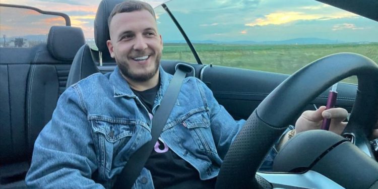 “Kom rrnu e vazhdoj rrnoj për ftyrë e nerë”, a po e “thumbon” dikë Mozziku?