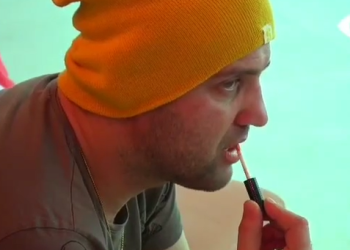 Luizi lyen buzët me buzëkuqin e Kiarës: Më duket sikur po e puth…