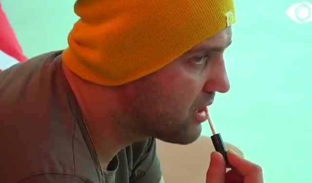 Luizi lyen buzët me buzëkuqin e Kiarës: Më duket sikur po e puth…