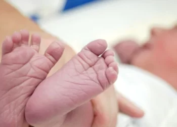 Në Spitalin e Pejës foshnja me çarçafë futet në lavatriçe