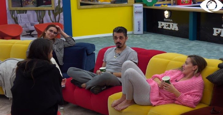 “Kam sinjale nga jashtë”! Mos vallë këta dy banorë janë çift?