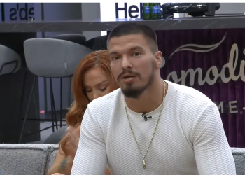 Babai i tij feston ditëlindjen, Andi e uron përmes ekranit me një poezi