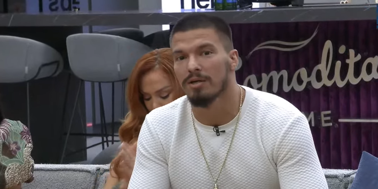 Babai i tij feston ditëlindjen, Andi e uron përmes ekranit me një poezi