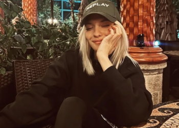 “O injorantë të ndyrë”, konkurrentja e “Përputhen” revoltohet me prindërit që puthin në buzë fëmijët