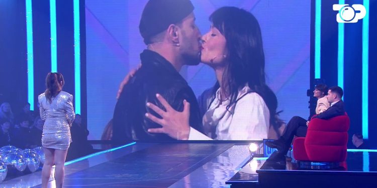 Kristi dhe opinionistja Zhaklina në një lidhje? Del fotoja duke u puthur