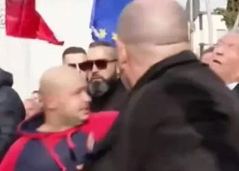 Një qytetar godet boks Sali Berishën