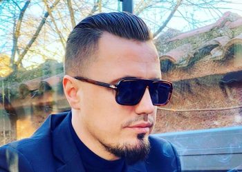 Blero më i dashuruar se kurrë, publikon fotografi duke u puthur me të dashurën e re