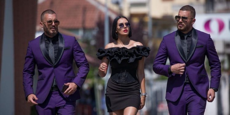 Ndodh edhe kjo, Bora Zemani po ngatërron vëllezërit Veshaj