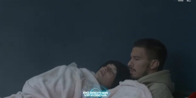 Befasojnë Andi dhe Gresa, shfaqen të përqafuar në krahët e njëri tjetrit në oborr