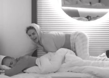 Kejvina i futet në shtrat Kristit ndërkohë që ai fle