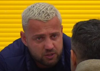 Luizi i shpjegon banorëve situatën dhe përlotet