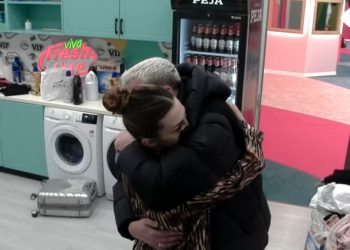 “Të kam shpirt” Luizi puth Kiarën në lavanderi (VIDEO)