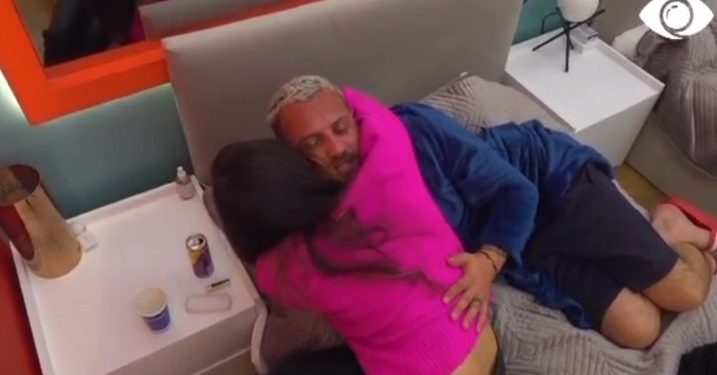 VIDEO: Pas një dite të tensionuar me Oltën, Kiara puth Luizin! Ai “shkrihet” i tëri