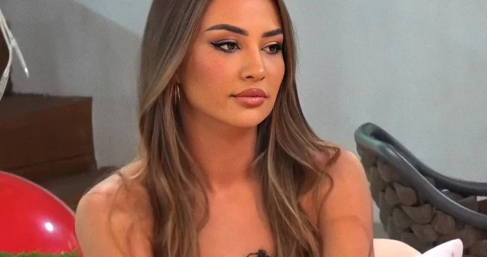 Kiarës i shpëton nga goja se ka dikë jashtë?! Ja biseda me Efin që ngriti dyshimet